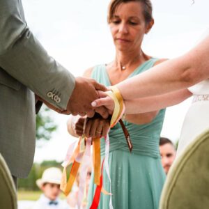 l'officiante noue les rubans symbolisant ainsi l'union entre les époux